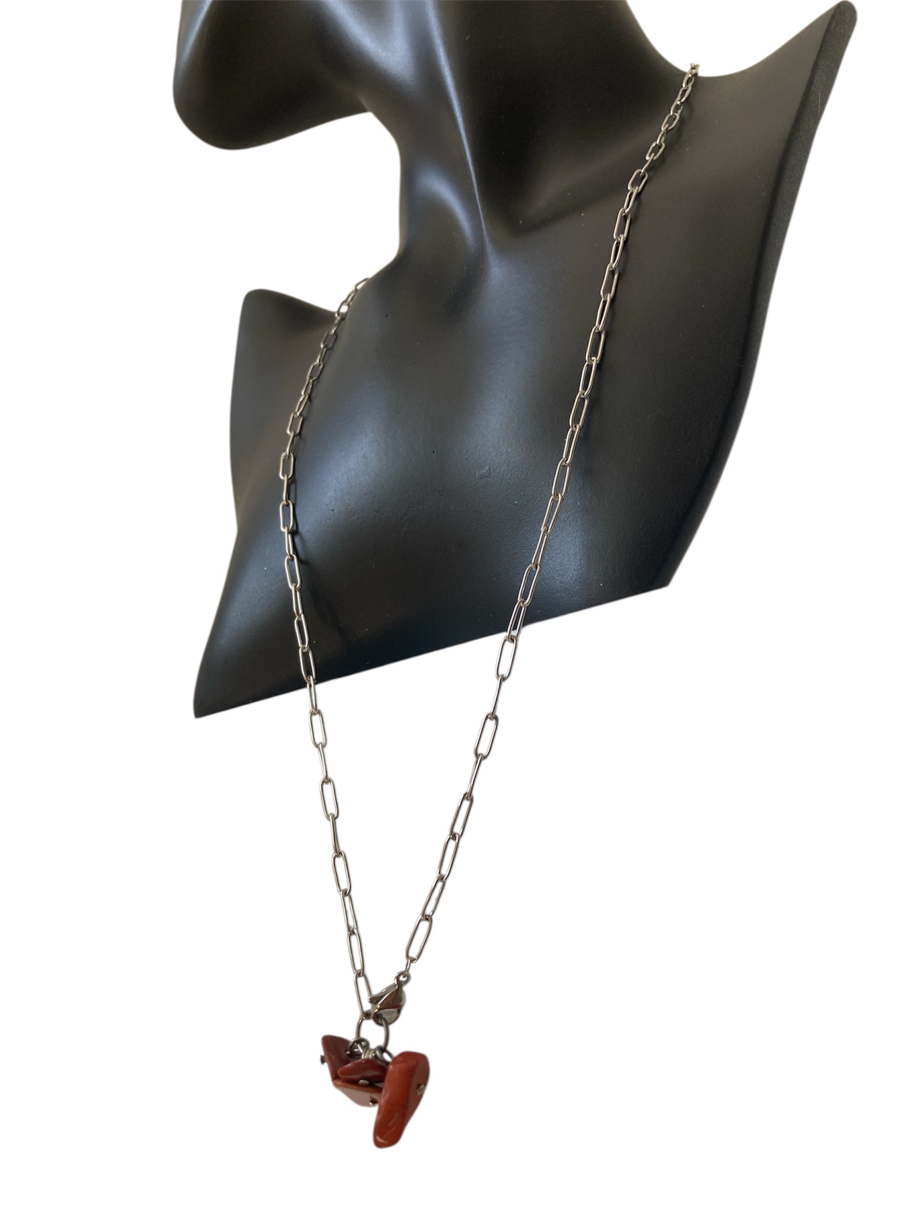 Collar de Jaspe con Cadena de Acero Inoxidable en maniquí cerca 