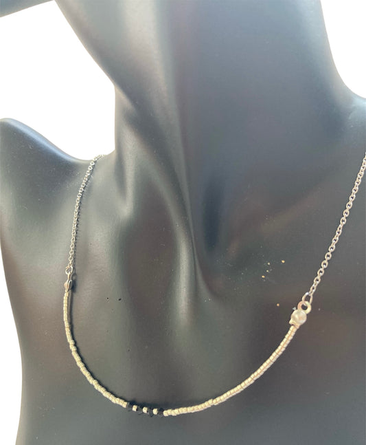 Collar de cristales plata y tupíes negros Salem Bisutería