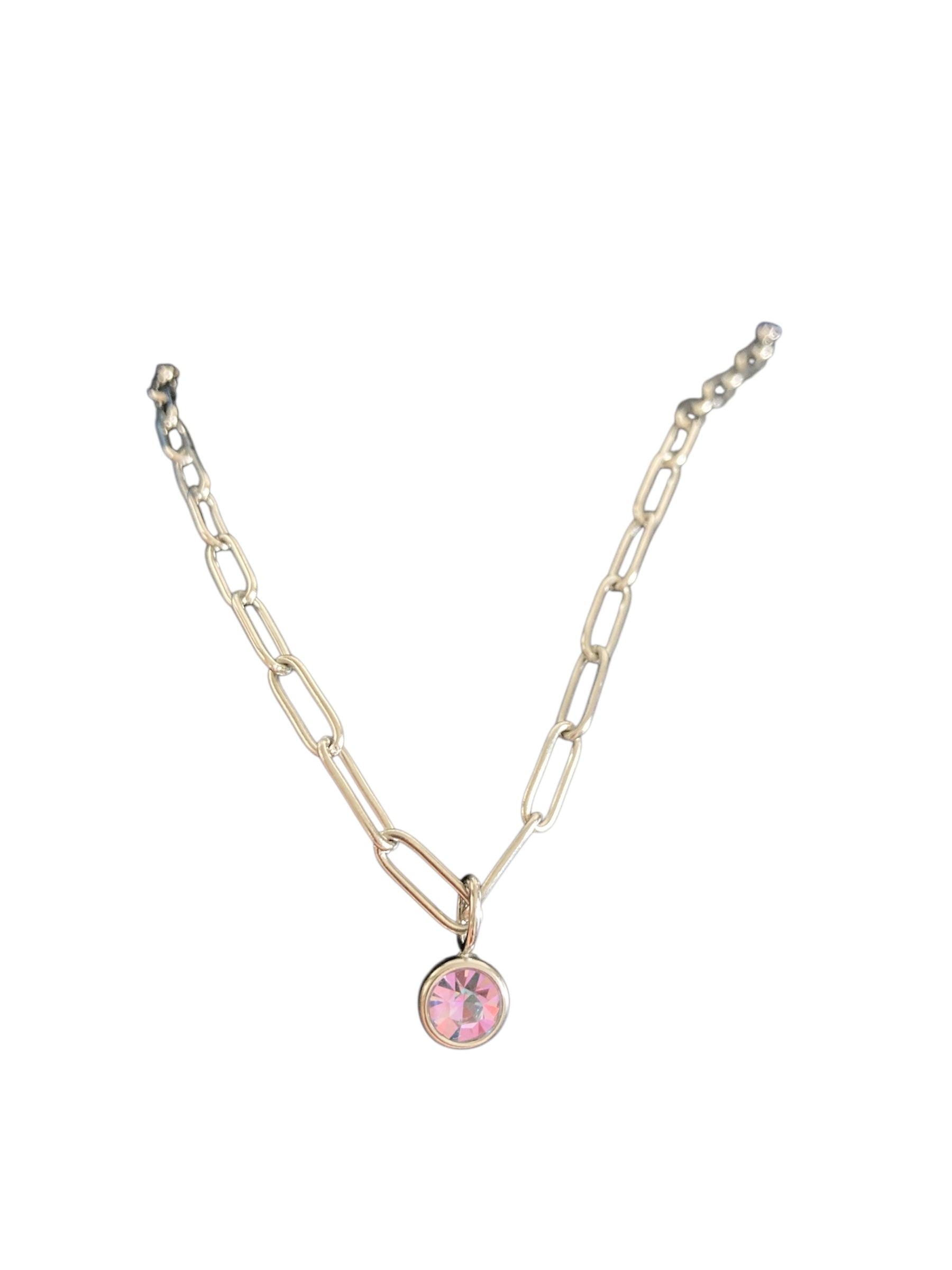 Collar de eslabon multicolor cerca