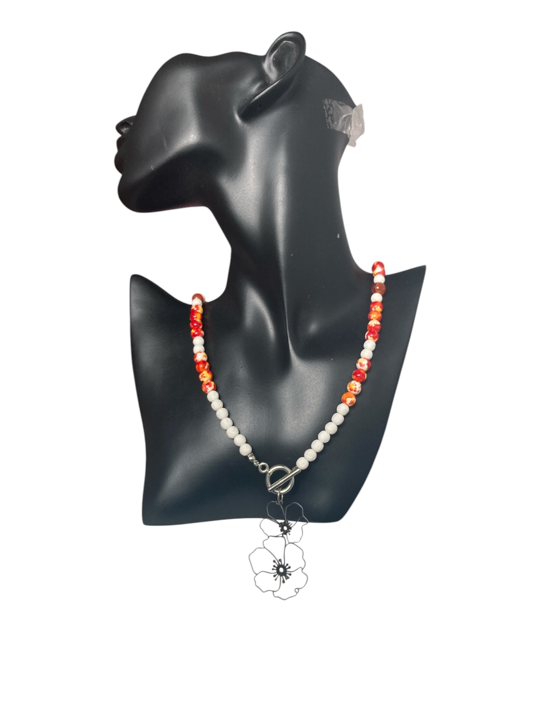 Collar largo artesanal con cuentas de cerámica cálidas y colgante de flor de amapola de acero inoxidable

