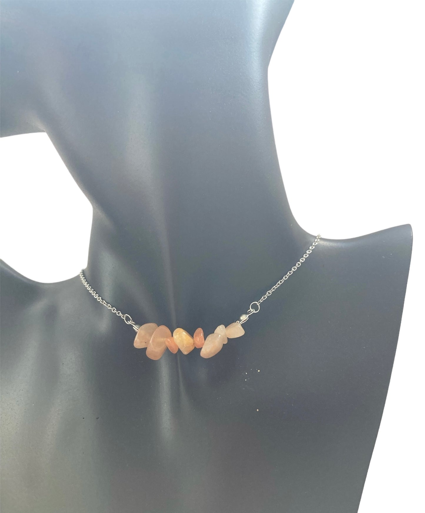 Collar Salem Bisutería con cadena fina de acero inoxidable y colgante de mineral ámbar