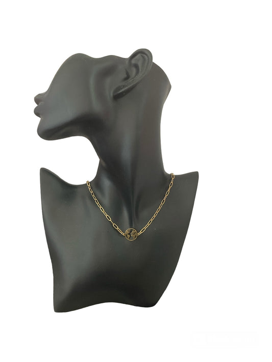 Collar mundo dorado de acero inoxidable Salem Bisutería en maniquí