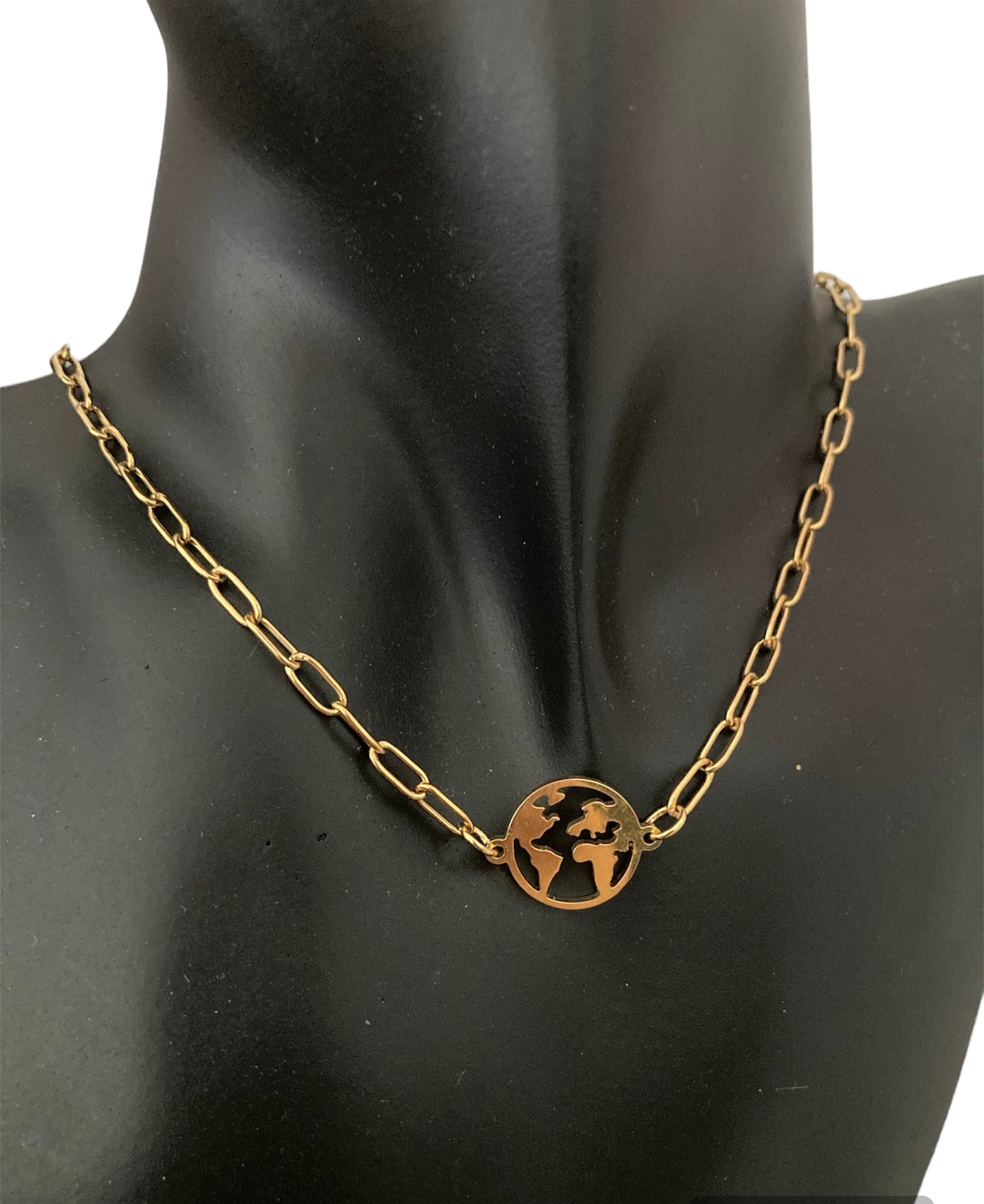 Collar mundo dorado de acero inoxidable Salem Bisutería en maniquí cerca