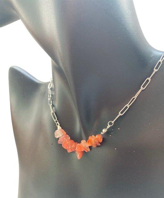 Collar Salem Bisutería con cadena fina de acero inoxidable y colgante de mineral rojo aventurina