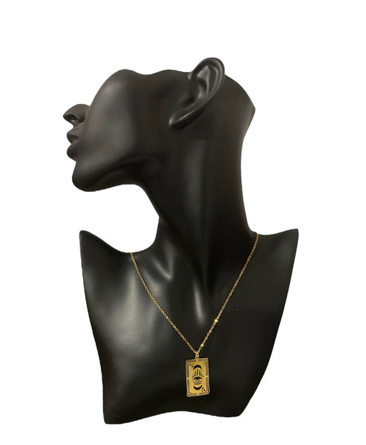 Collar ojo turco placa dorada Salem Bisutería en maniquí