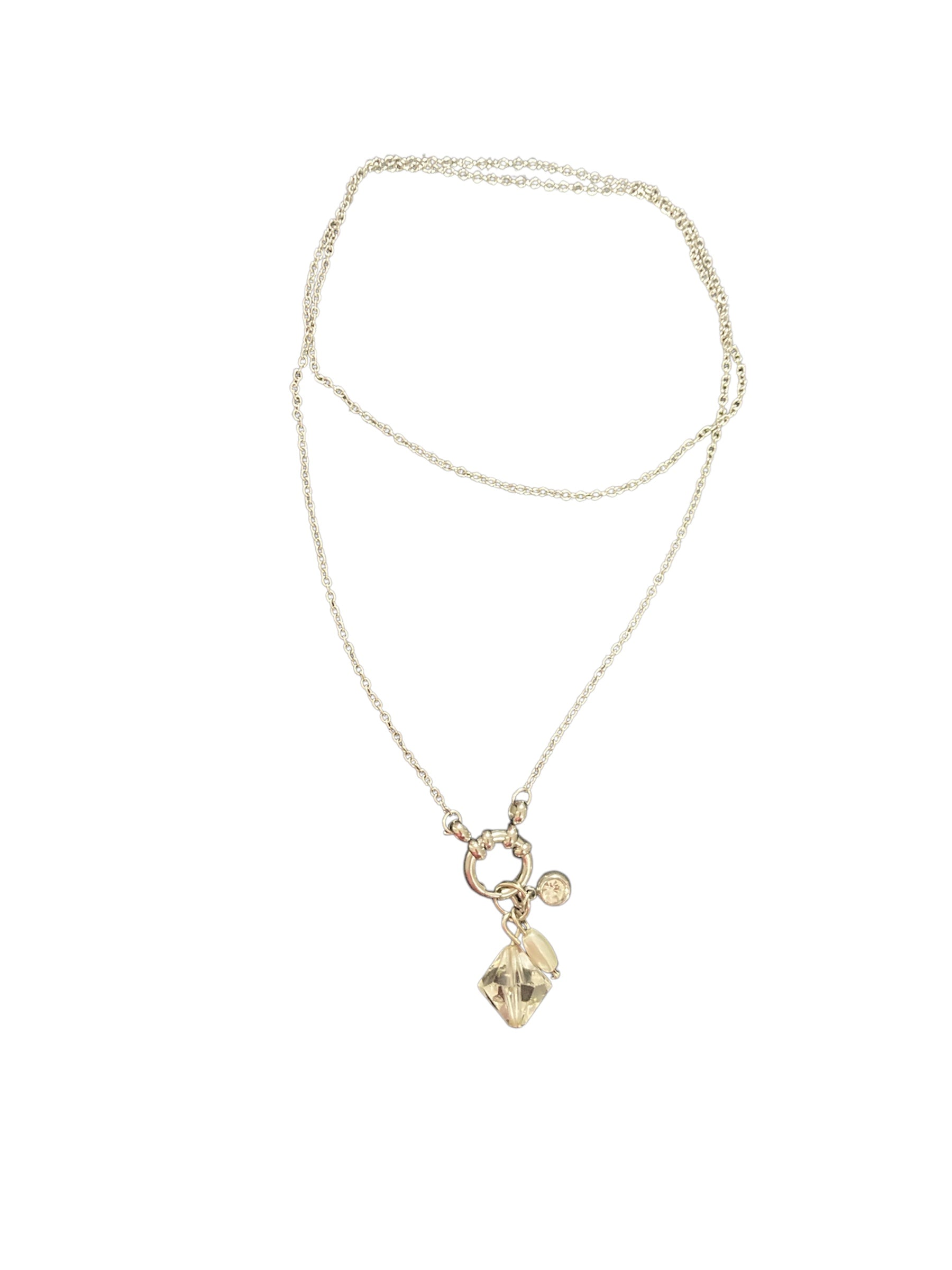 Collar semilargo con cadena fina y colgante de tupí de cristal transparente – Salem Bisutería DE ARRIBA