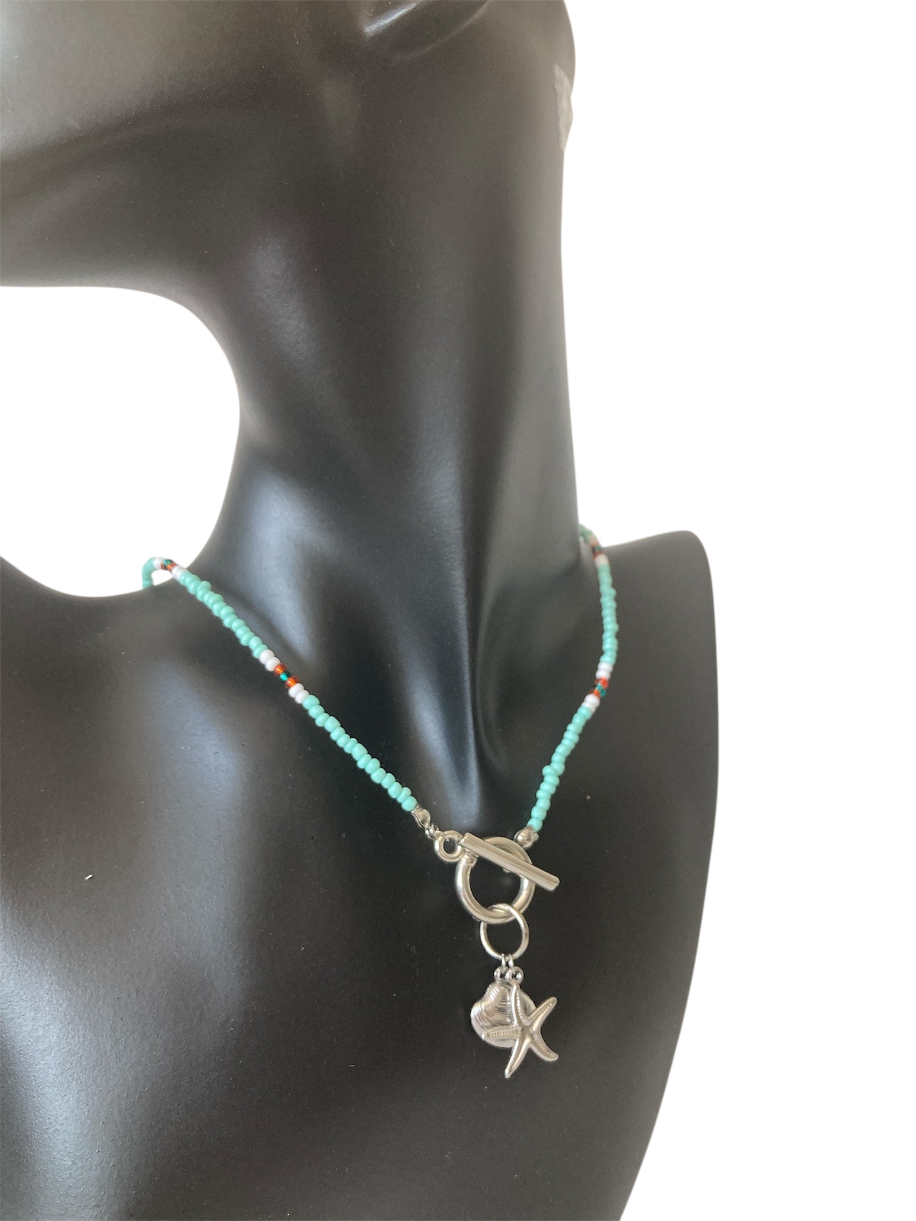 Collar veraniego con cuentas de cristal azul, naranja y blanco, colgantes de estrella de mar y concha, y cierre OT de acero inoxidable expuesto