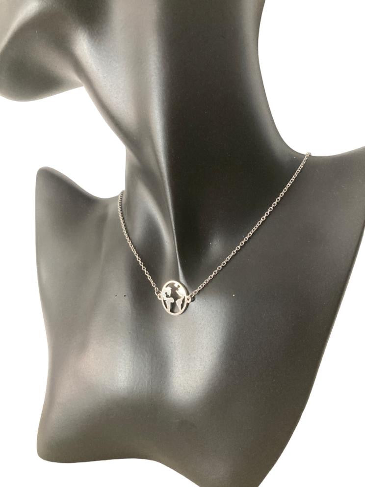 Collar world de acero inoxidable tono plata CERCA