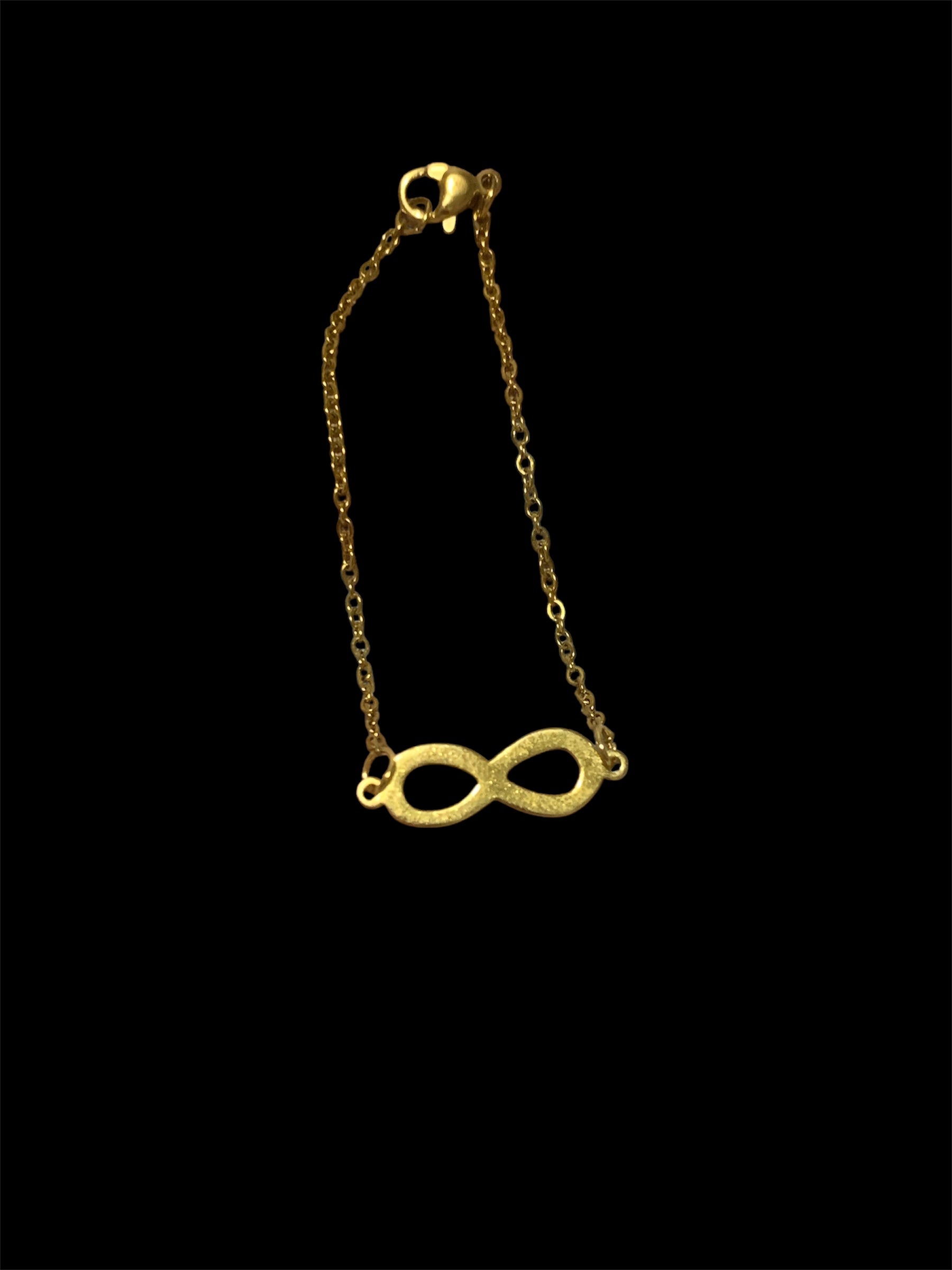 Pulsera oro infinito en fondo negro 