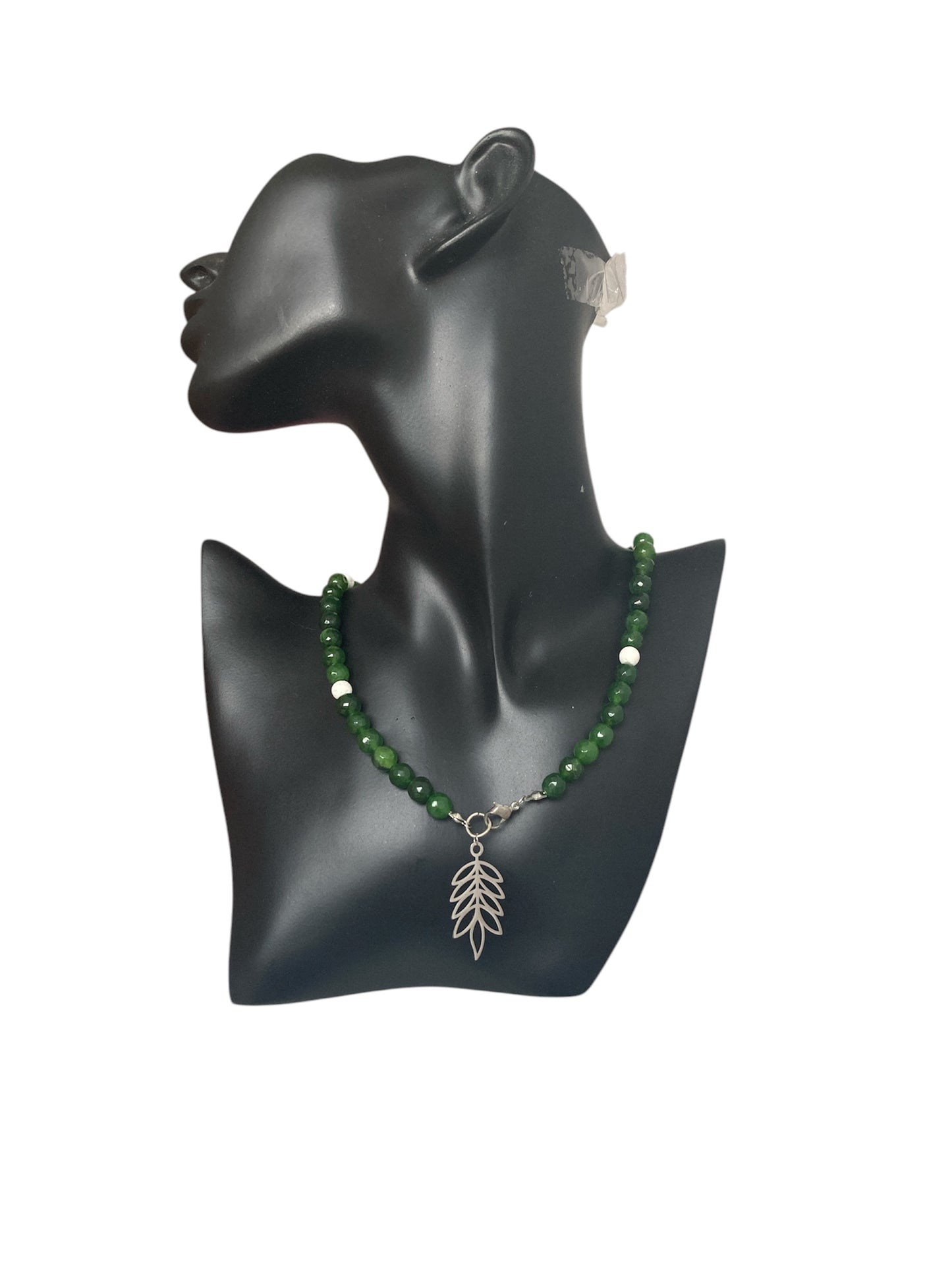 Collar Hoja Verde 🍃 | Cuentas de Vidrio y Colgante de Acero Inoxidable – Salem Bisutería