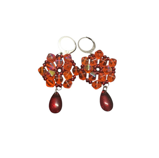 Pendientes artesanales China con copa de nieve tejida en hilo naranja y colgante de lágrima roja
