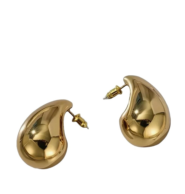 Pendientes de acero inoxidable con forma de gota de lluvia oro cerca
