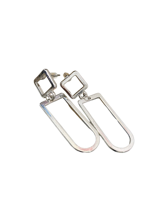 Pendientes minimalistas asimétricos de acero inoxidable en estilo moderno chic
