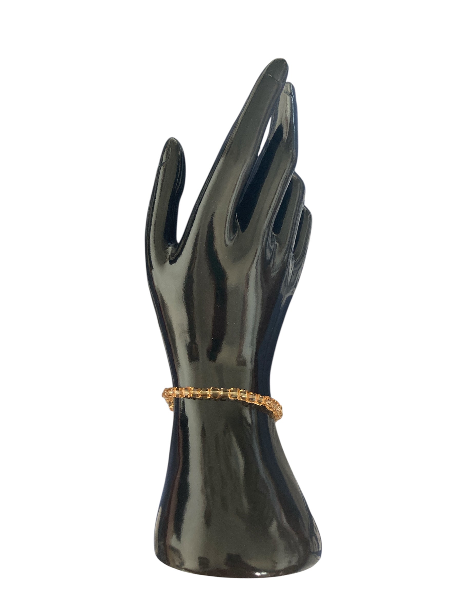 Pulsera Cubo expuesto en maniquí