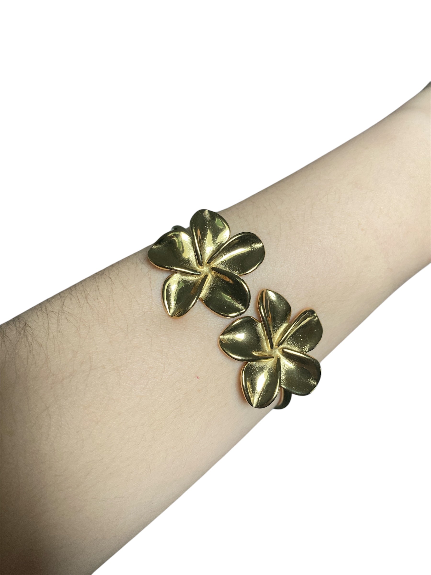 Pulsera Florentina en acero inoxidable con diseño floral elegante Salem Bisutería
oro puesto cerca