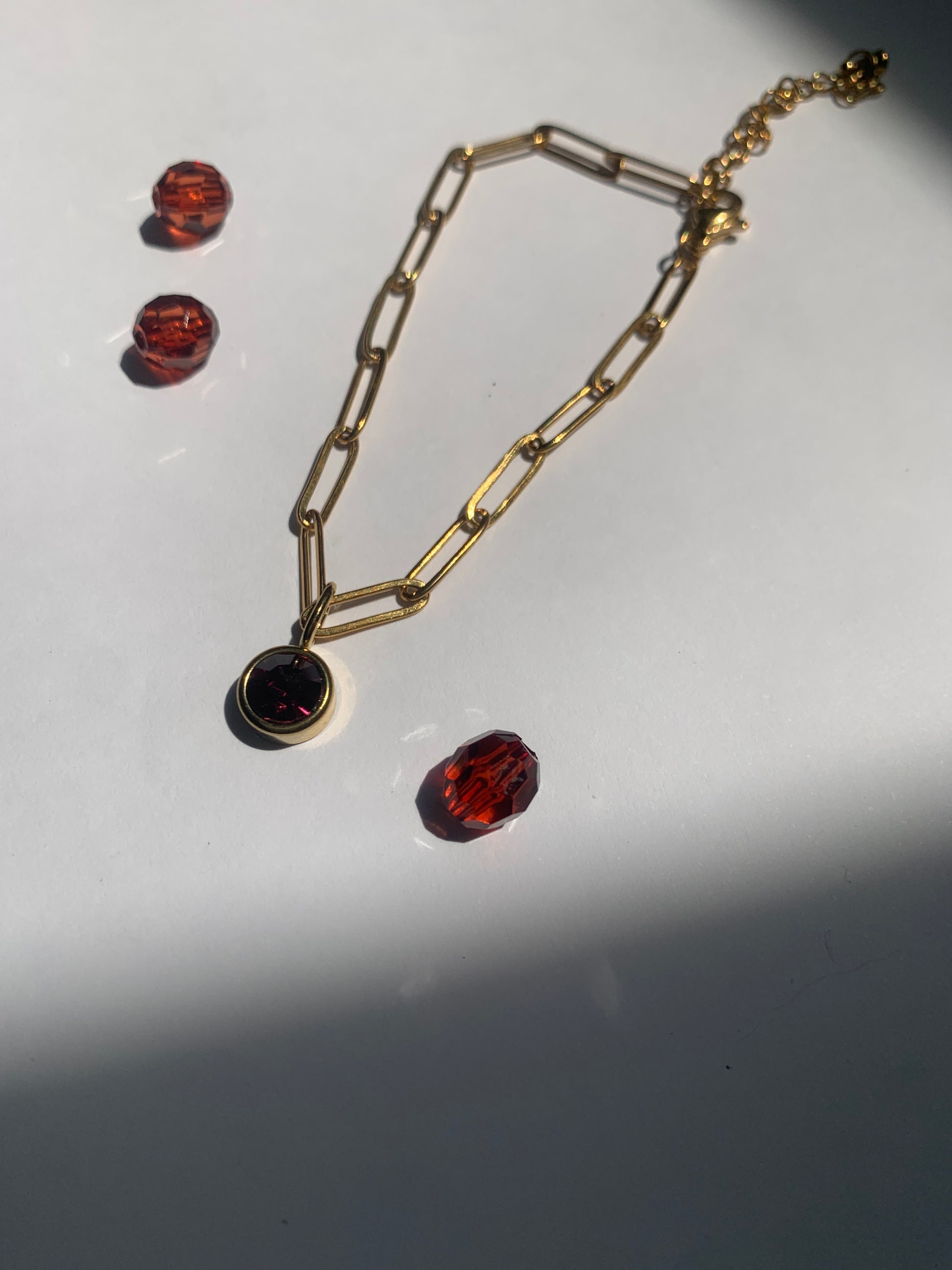 Pulsera  con Colgantes Brillantes en Acero Inoxidable de oro granate