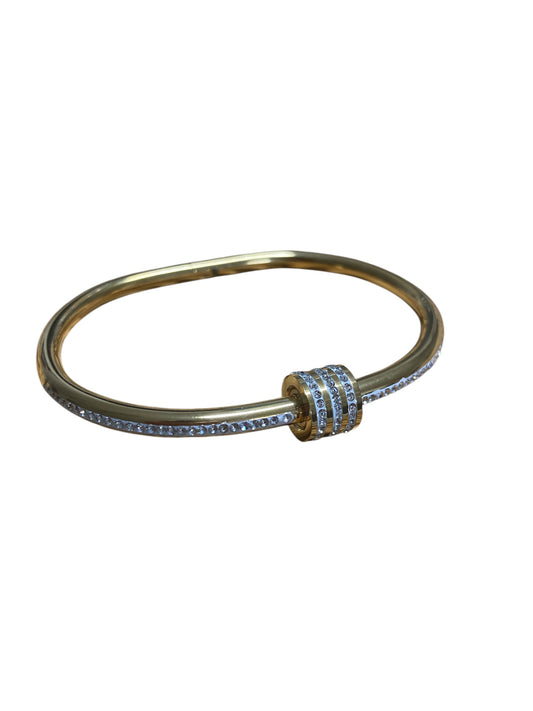 Pulsera ovalada de acero inoxidable dorado con circonitas brillantes y cierre de rosca
