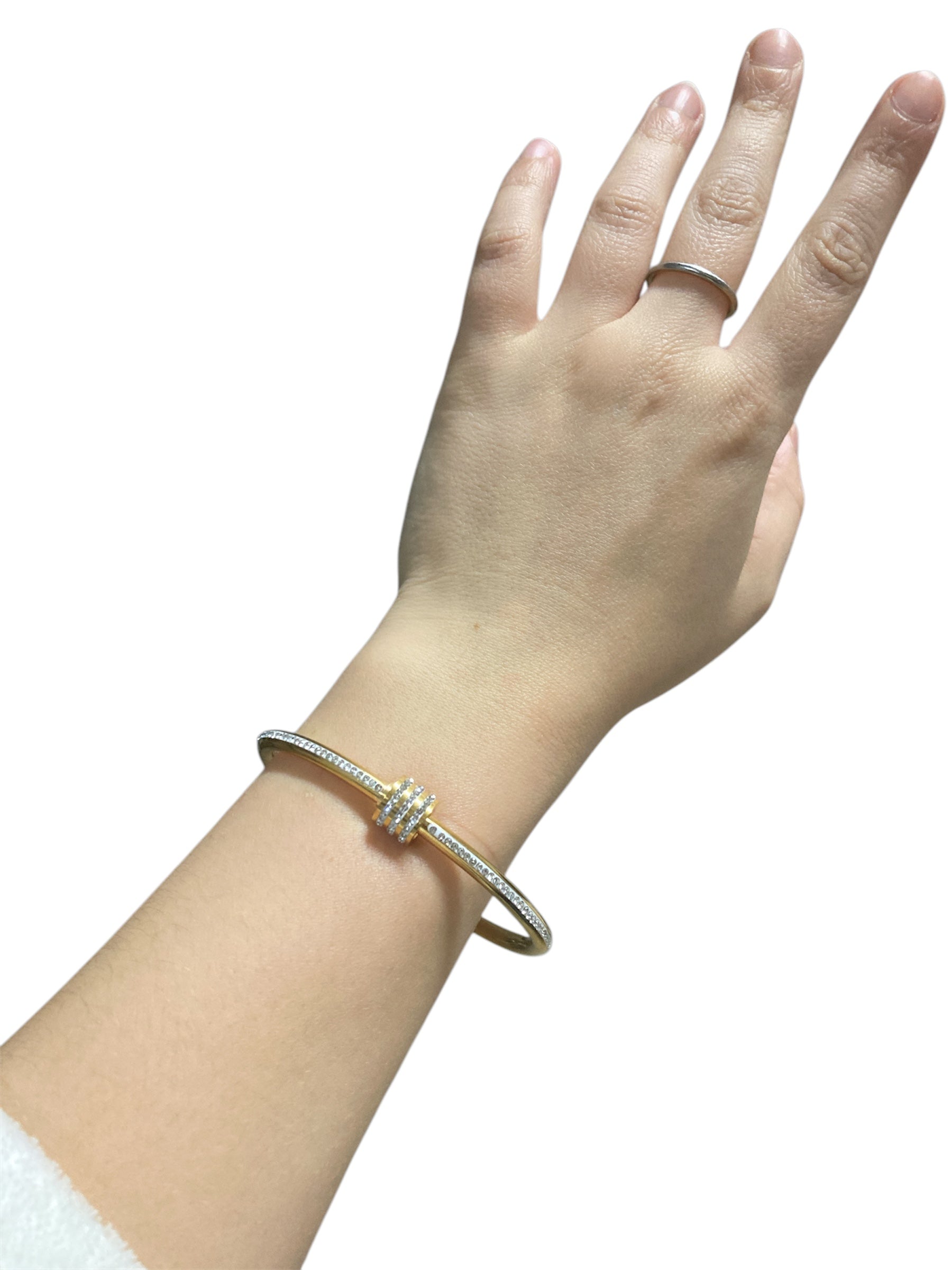 Pulsera ovalada de acero inoxidable oro puesto