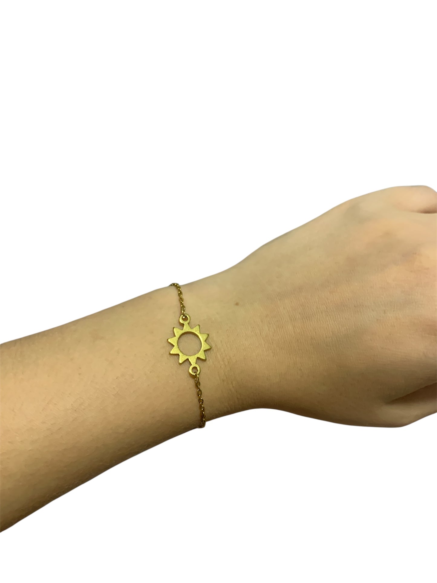 Pulsera sol dorada puesta 