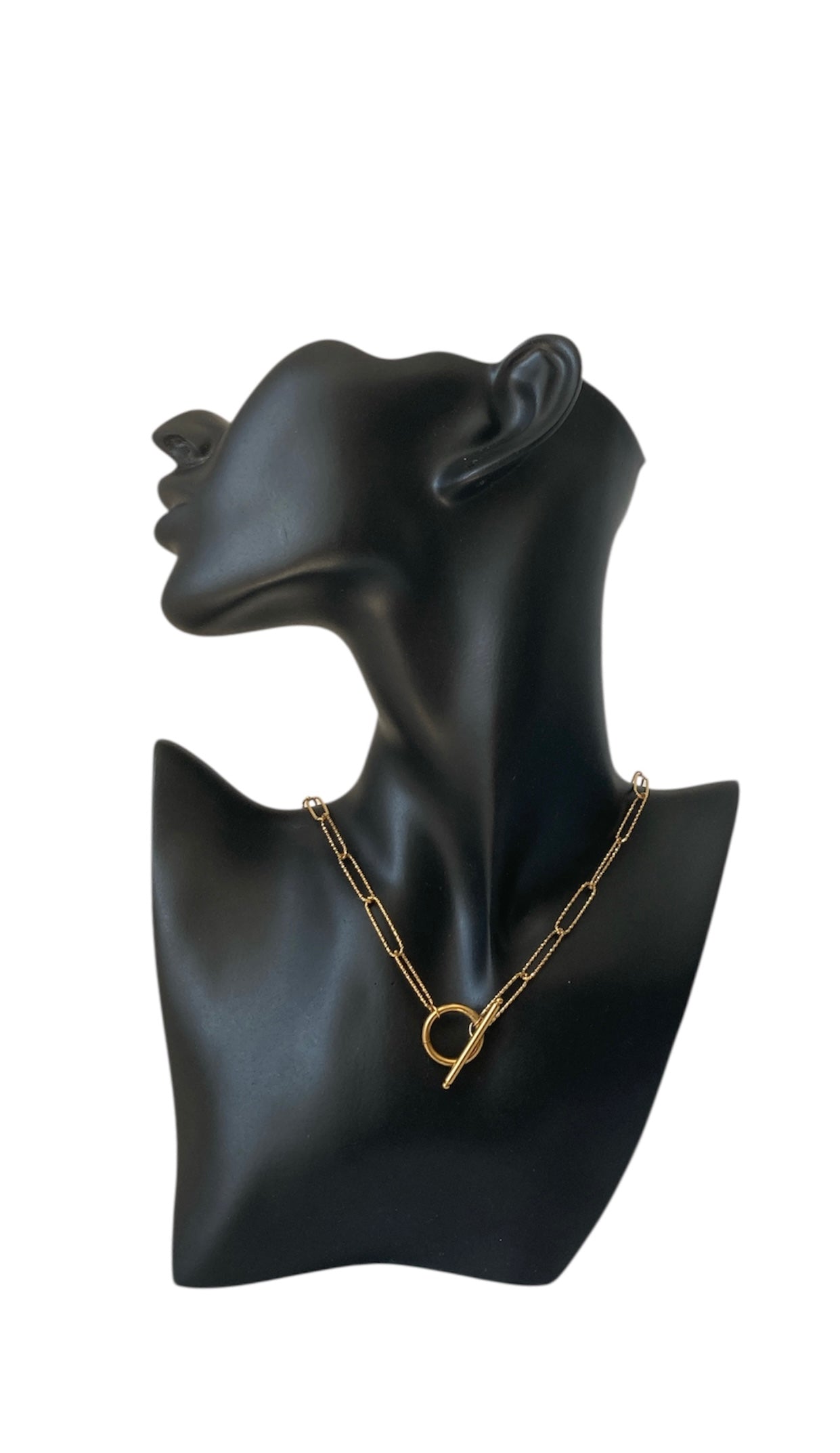 cadena eslabones oro en maniquí
