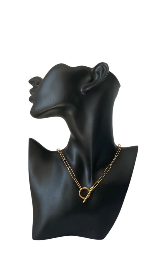 cadena eslabones oro en maniquí