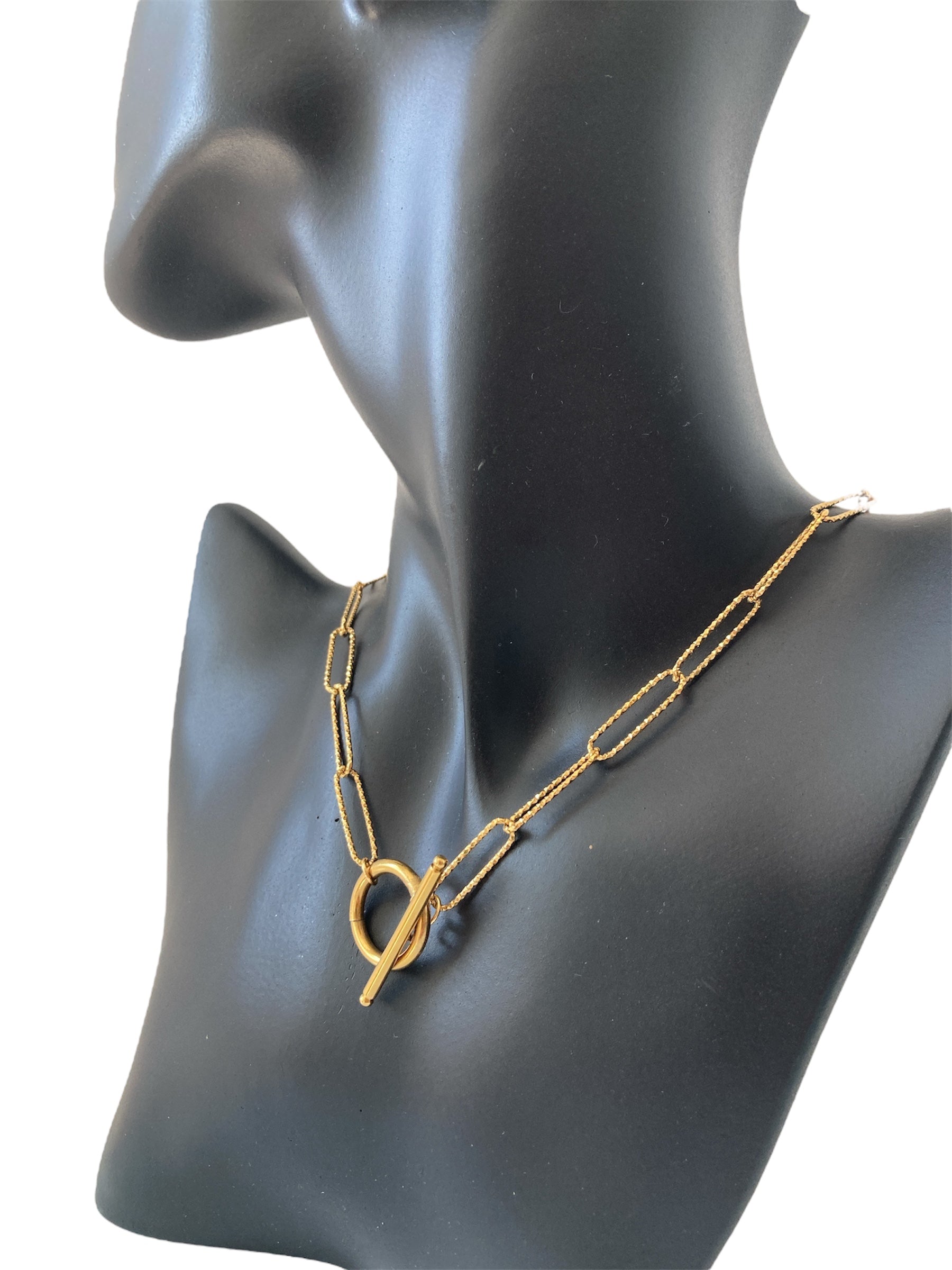 cadena eslabones oro en maniquí cerca