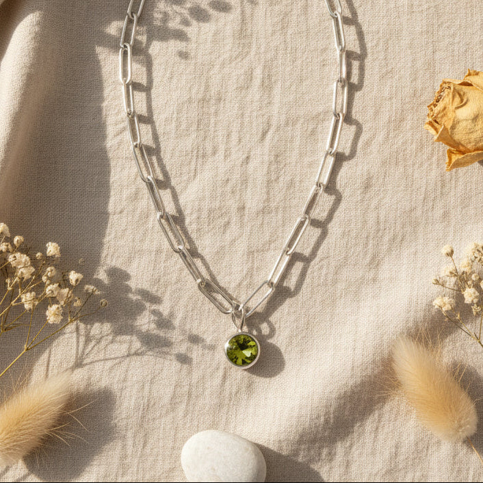 Collar de eslabon de verde cerca