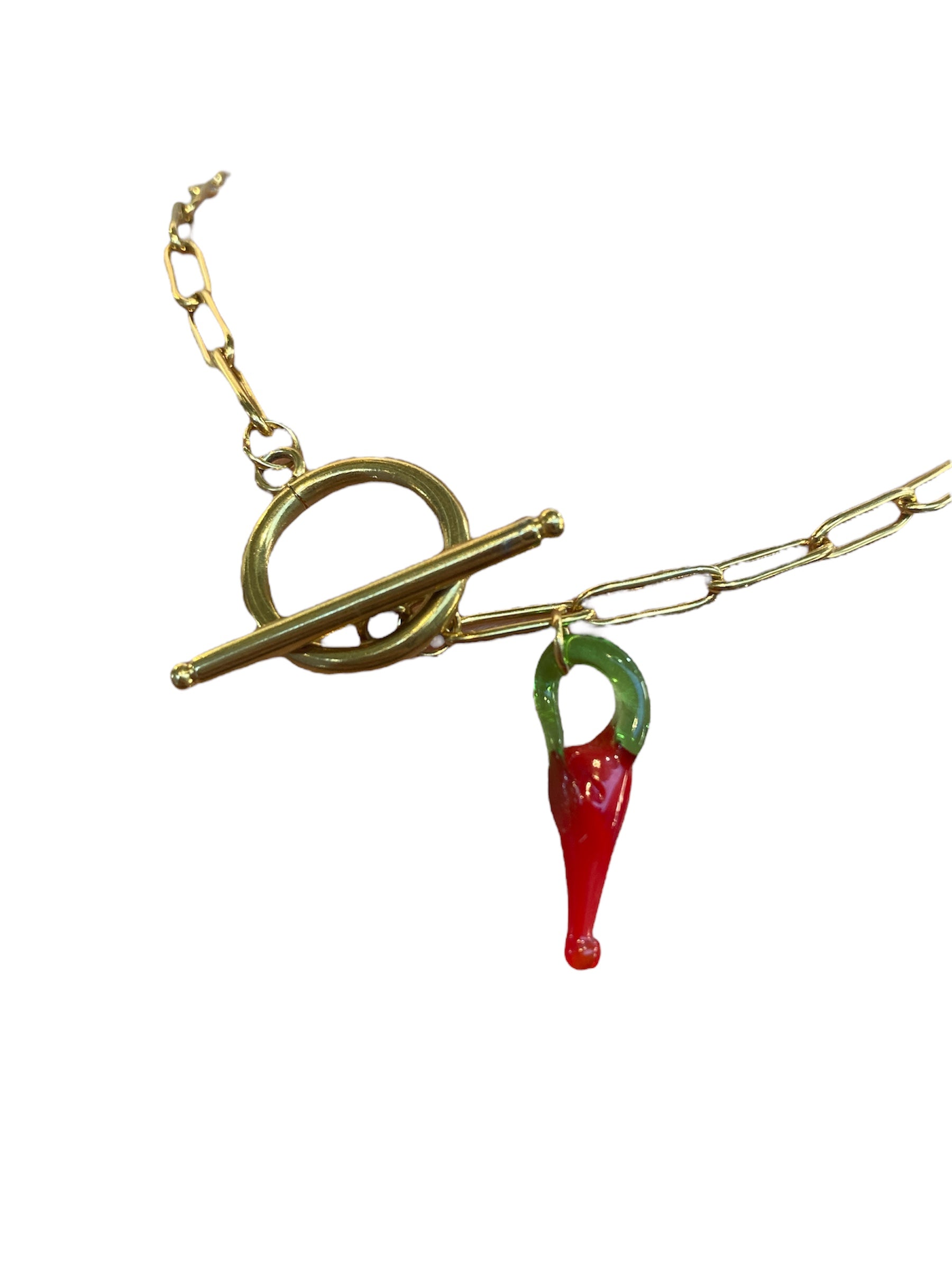 Collar Chili con cadena dorada de acero inoxidable y colgante artesanal de vidrio rojo en forma de jalapeño cerca