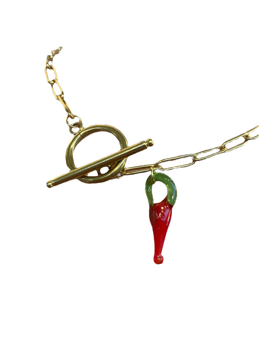 Collar Chili con cadena dorada de acero inoxidable y colgante artesanal de vidrio rojo en forma de jalapeño cerca