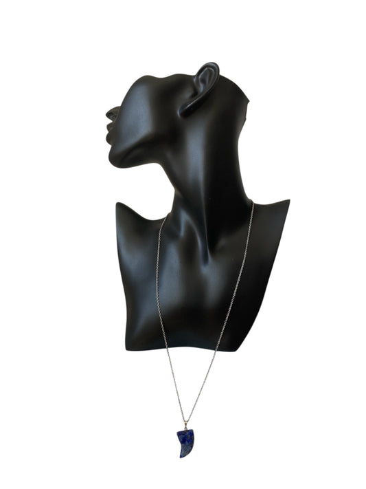 collar expuesto en maniquí 