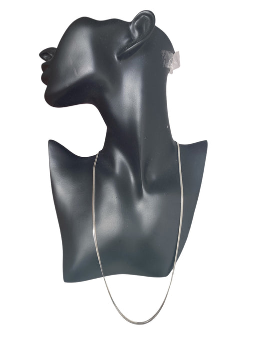 Collar largo de cadena serpiente en acero inoxidable. Diseño elegante y minimalista perfecto para cualquier ocasión. Disponible en Salem Bisutería expuesto