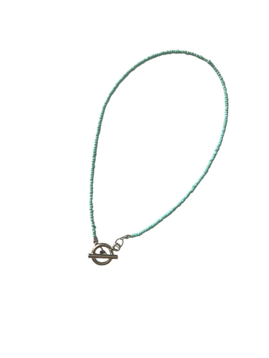 Collar de cristal azul pastel con cierre OT de acero inoxidable – diseño inspirado en el mar
