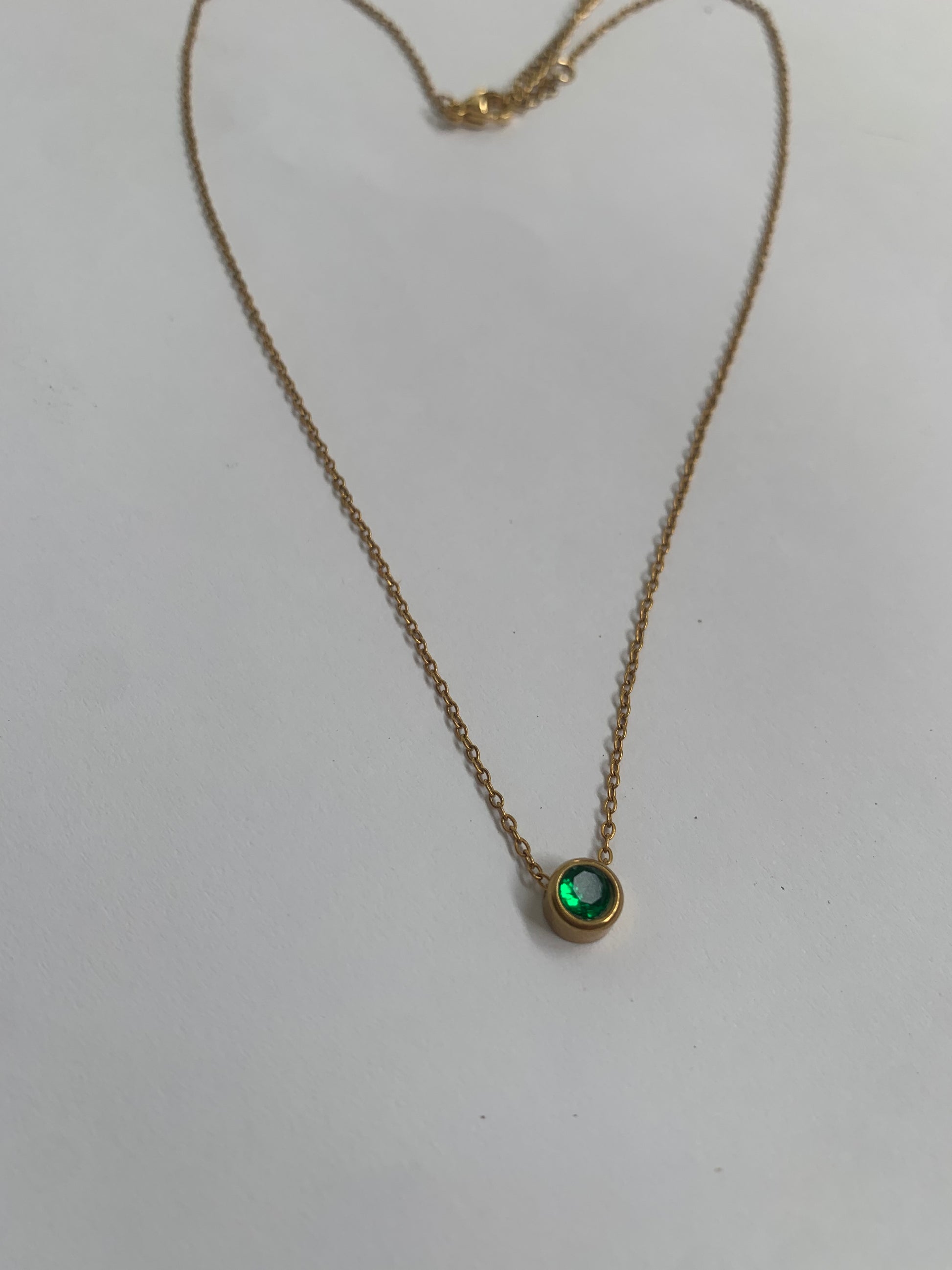 collar verde alejado