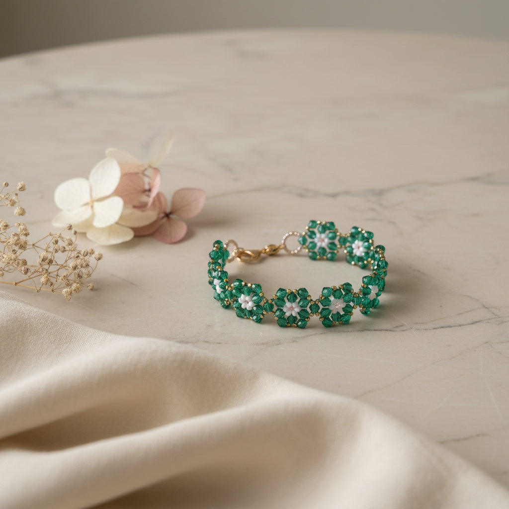 Pulsera Copo de Nieve cuentas blancas estilo invernal artesanal