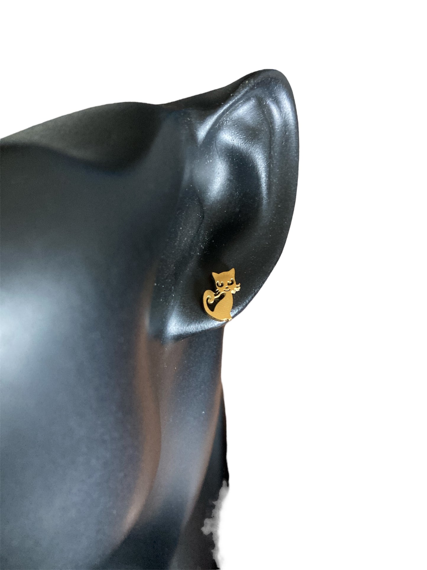 pendientes salem oro expuesto en maniquí