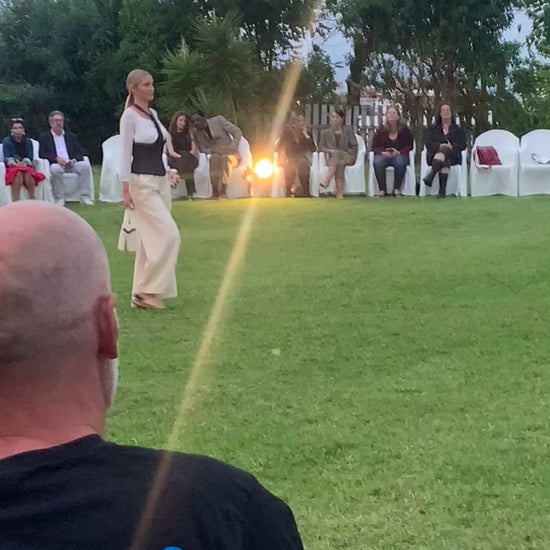 Desfile con modelo con bolso 