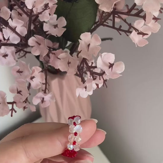 Anillo Rojo con Cuentas de Cristal en vídeo