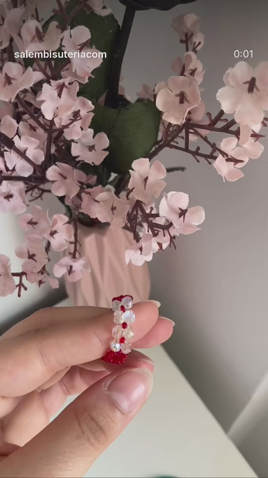 Anillo Rojo con Cuentas de Cristal en vídeo