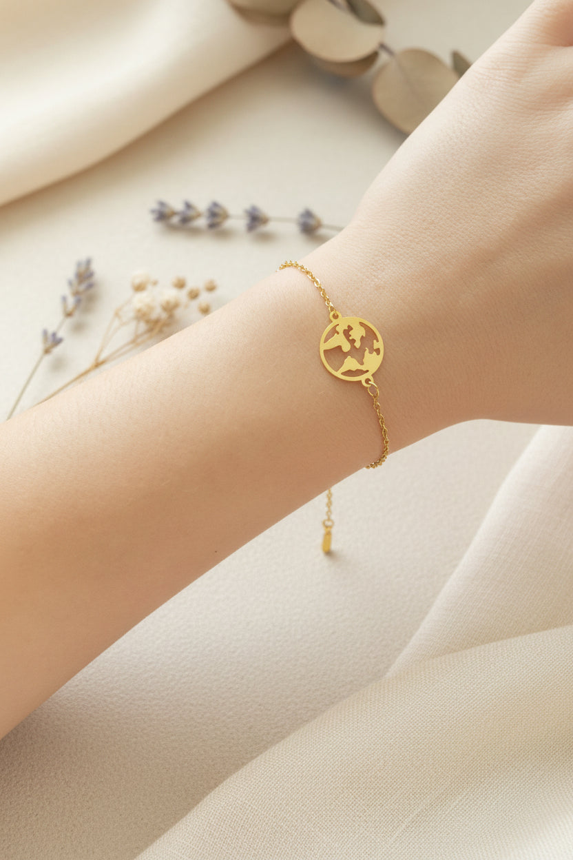pulsera de oro world puesta