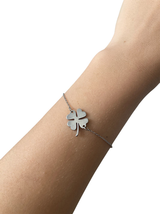 pulsera trébol puesto
