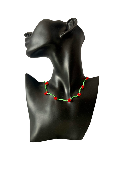 Collar Amapolas con cuentas mate verdes y flores rojas en maniquí