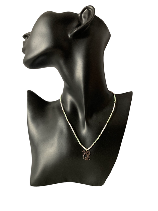 Collar con cuentas pequeñas en tonos pastel y colgante de gato Salem sentado – Salem Bisutería EN MANIQUI