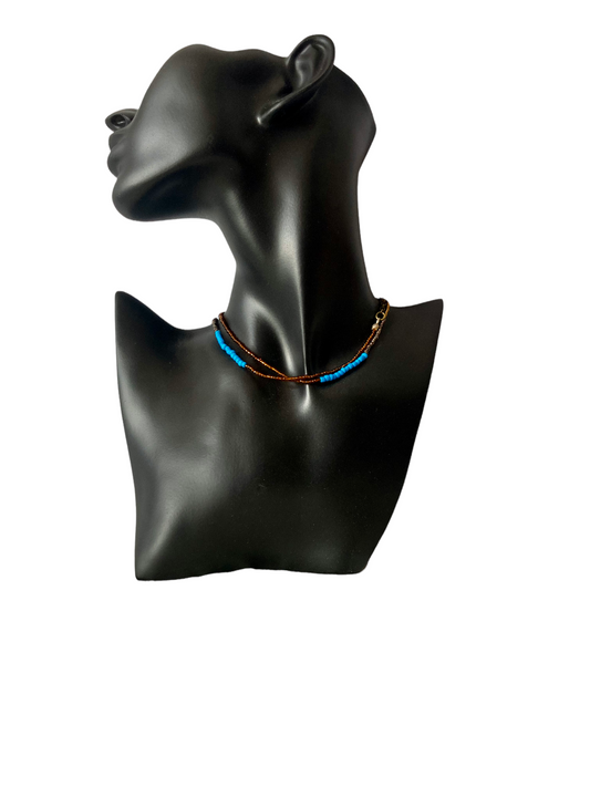 Collar Fort con cuentas turquesa y marrón de Salem Bisutería en maniquí con dos vueltas
