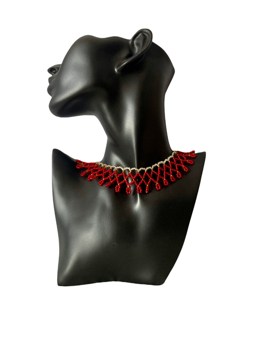Collar Madame Rouge de cuentas rojas trenzadas estilo gargantilla en maniquí