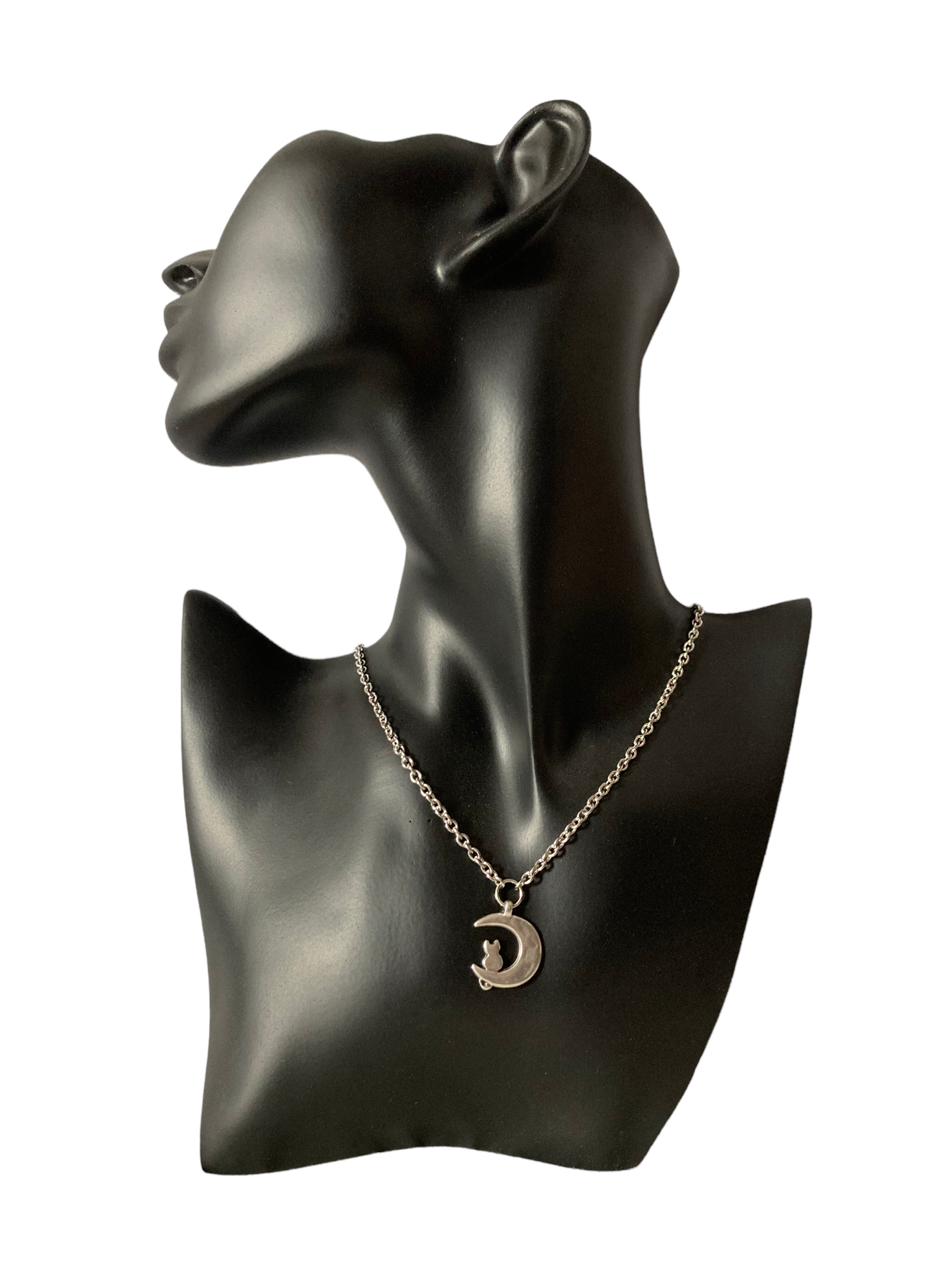 Collar de acero inoxidable con colgante de gato en la luna y varias opciones de cadena – Salem Bisutería EN MANIQUI
