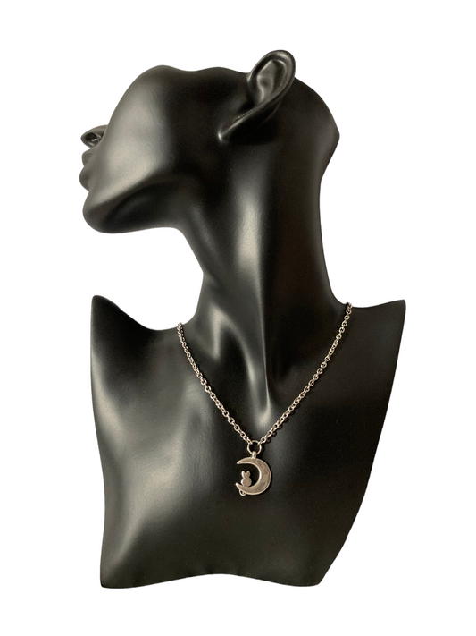 Collar de acero inoxidable con colgante de gato en la luna y varias opciones de cadena – Salem Bisutería EN MANIQUI
