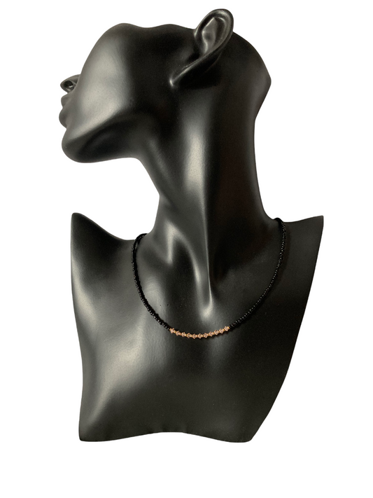 Collar Tupi con cuentas de cristal negro y tupíes melocotón hecho a mano