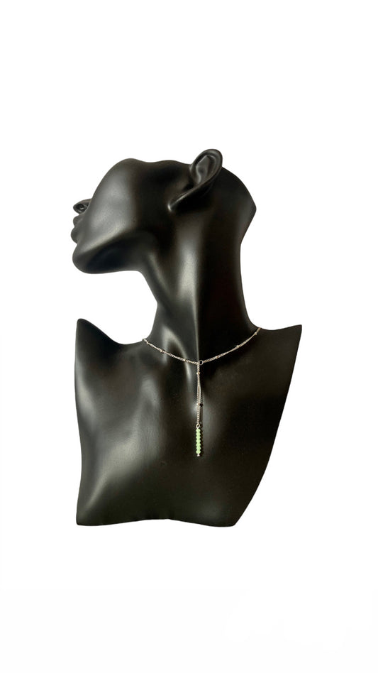 Collar con cadena fina y colgantes de tupí verde – joya delicada de Salem Bisutería EN MANIQUI
