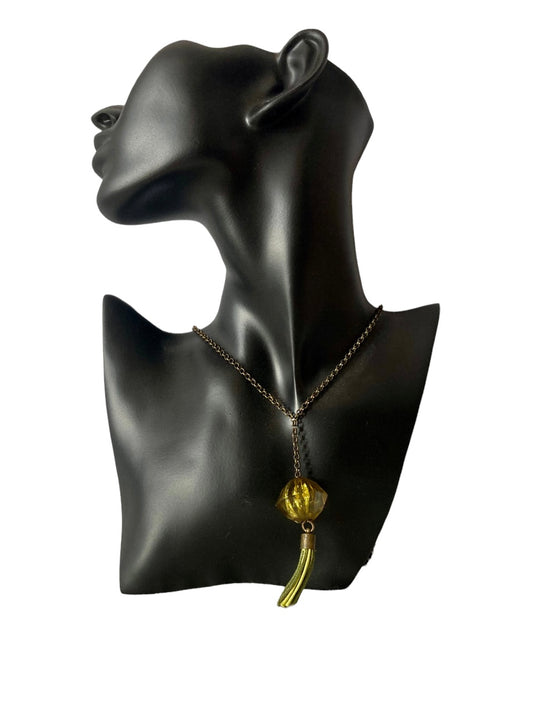 Collar largo con cadena rolón y colgante de plástico – estilo boho de Salem Bisutería EN MANIQUI