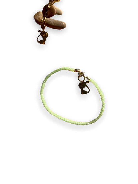 Pulsera de cristal con tupies de 3mm en verde pastel y colgante Salem de acero inoxidable
